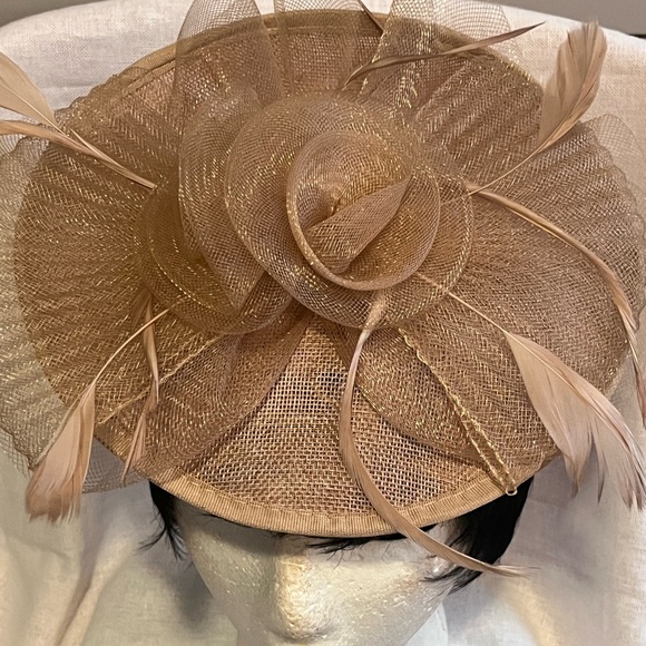 Camel Colored Ladies Feather Fascinator Head Covering. - Picture 2 of 7